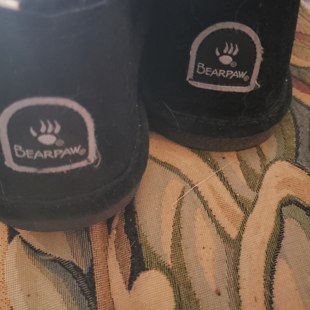 Size 9 woman's Bearpaw knot/ suede boots